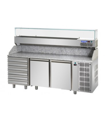 Tavolo refrigerato pizza Gn1/1 con 2 porte, 6 cassetti neutri e piano in granito e vetrina refrigerata mod PZ03EKOC6+VR4200VD
