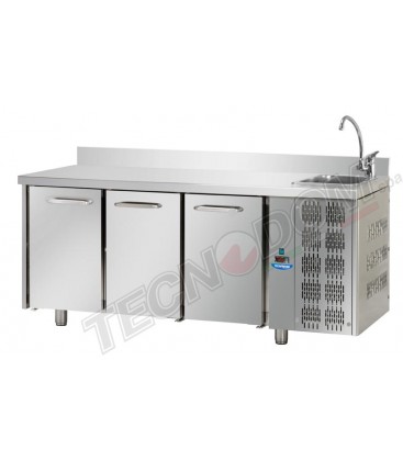 Tavolo refrigerato GN1/1 con 3 porte e piano in acciaio inox con alzatina 10 cm e lavello mod TF03EKOGNLAL