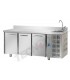 Tavolo refrigerato GN1/1 con 3 porte e piano in acciaio inox con alzatina 10 cm e lavello mod TF03EKOGNLAL